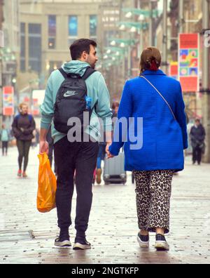 Glasgow, Scozia, Regno Unito 19th febbraio 2023. Shopping in Buchanan Street, il miglio di stile della Scozia che riflette la distopia nel cuore della città. Credit Gerard Ferry/Alamy Live News Foto Stock