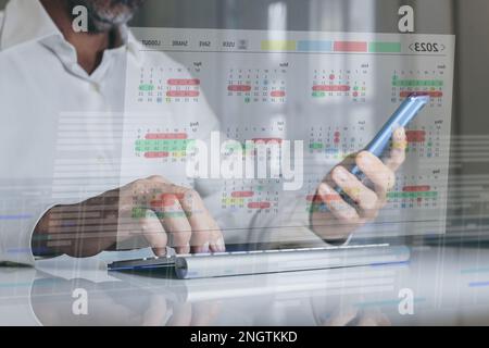 Software di calendario che mostra la pianificazione con molte attività. Business uomo gestione del tempo concetto di organizzazione Foto Stock