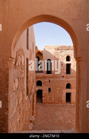 Qasr al-Harrana, un castello nel deserto situato a circa 37 mi (60 km) ad est di Amman, Giordania. Credit: MLBARIONA/Alamy Stock Photo Foto Stock