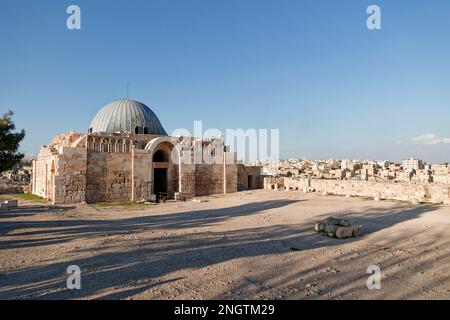 Porta d'ingresso del Palazzo Umayyyad nella Cittadella di Amman, Giordania. Credit: MLBARIONA/Alamy Stock Photo Foto Stock
