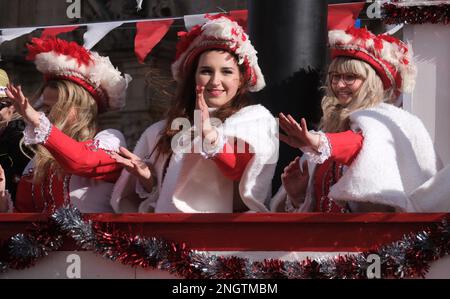 19 febbraio 2023, Sassonia-Anhalt, Dessau-Roßlau: Attori di club di carnevale su un galleggiante. Dopo due anni di pausa forzata, una grande parata di carnevale ha avuto luogo di nuovo a Dessau. Foto: Sebastian Willnow/dpa Foto Stock