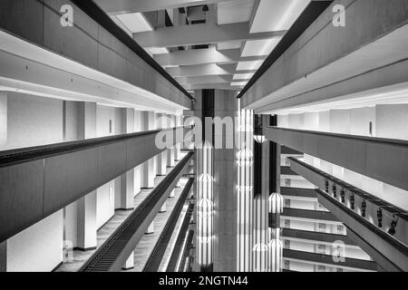 San Francisco, USA - Dicembre 30th 2022: Immagine in bianco e nero dei pod degli ascensori che viaggiano su e giù per l'atrio centrale dell'Hyatt Regency Hotel at em Foto Stock