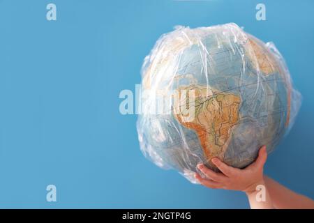 Il concetto del mondo nel film stretch. Giornata della Terra e cura della natura. Copia spazio Foto Stock