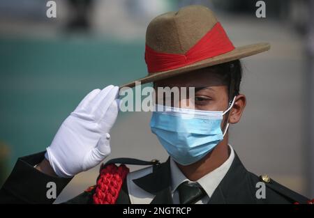 Kathmandu, Bagmati, Nepal. 19th Feb, 2023. Un soldato dell'esercito del Nepal saluta durante la celebrazione della Giornata nazionale della democrazia a Tundikhel a Kathmandu, Nepal, il 19 febbraio 2023. La 73rd Giornata Nazionale della democrazia in Nepal è stata celebrata domenica con vari programmi per commemorare il giorno in cui la nazione ha ottenuto la libertà dal regime di Rana. (Credit Image: © Sunil Sharma/ZUMA Press Wire) SOLO PER USO EDITORIALE! Non per USO commerciale! Credit: ZUMA Press, Inc./Alamy Live News Foto Stock