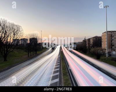 Una fantastica immagine dell'autostrada di Milano al tramonto Foto Stock