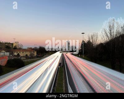 Una fantastica immagine dell'autostrada di Milano al tramonto Foto Stock