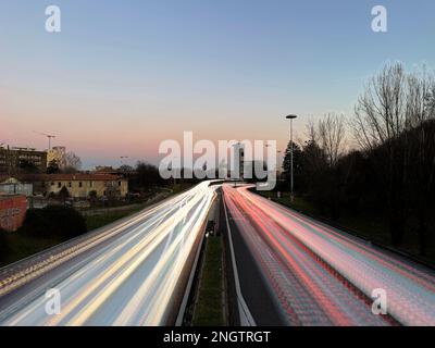 Una fantastica immagine dell'autostrada di Milano al tramonto Foto Stock