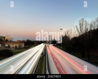 Una fantastica immagine dell'autostrada di Milano al tramonto Foto Stock