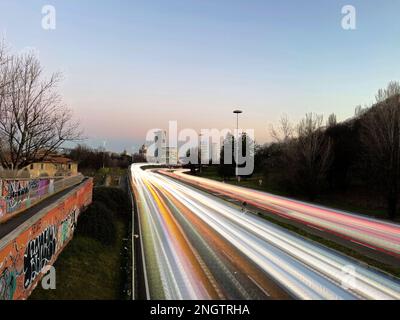 Una fantastica immagine dell'autostrada di Milano al tramonto Foto Stock