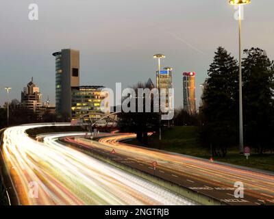 Una fantastica immagine dell'autostrada di Milano al tramonto Foto Stock