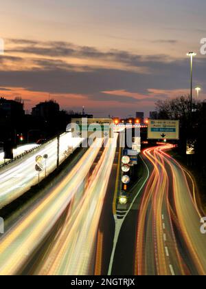 Una fantastica immagine dell'autostrada di Milano al tramonto Foto Stock