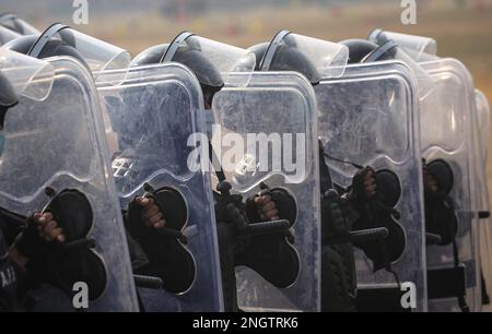 Kathmandu, Bagmati, Nepal. 19th Feb, 2023. Il personale della polizia armata marciò in una parata durante la celebrazione della Giornata Nazionale della democrazia a Tundikhel a Kathmandu, Nepal, il 19 febbraio 2023. La 73rd Giornata Nazionale della democrazia in Nepal è stata celebrata domenica con vari programmi per commemorare il giorno in cui la nazione ha ottenuto la libertà dal regime di Rana. (Credit Image: © Sunil Sharma/ZUMA Press Wire) SOLO PER USO EDITORIALE! Non per USO commerciale! Credit: ZUMA Press, Inc./Alamy Live News Foto Stock