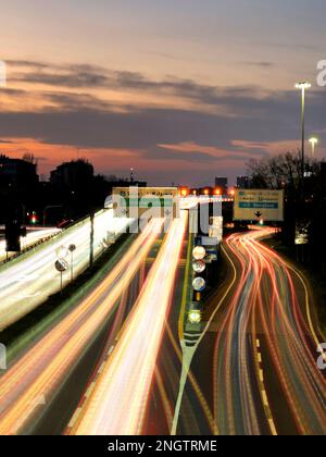 Una fantastica immagine dell'autostrada di Milano al tramonto Foto Stock