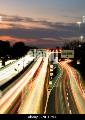 Una fantastica immagine dell'autostrada di Milano al tramonto Foto Stock