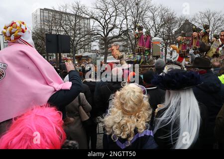 L'illustrazione mostra lo Zondagstoet della 93rd edizione del carnevale di Aalst, domenica 19 febbraio 2023. FOTO DI BELGA NICOLAS MAETERLINCK Foto Stock