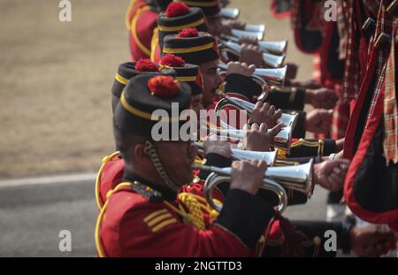 Kathmandu, Bagmati, Nepal. 19th Feb, 2023. I membri della band musicale dell'Esercito del Nepal si esibiscono durante la celebrazione della Giornata Nazionale della democrazia a Tundikhel a Kathmandu, Nepal, il 19 febbraio 2023. La 73rd Giornata Nazionale della democrazia in Nepal è stata celebrata domenica con vari programmi per commemorare il giorno in cui la nazione ha ottenuto la libertà dal regime di Rana. (Credit Image: © Sunil Sharma/ZUMA Press Wire) SOLO PER USO EDITORIALE! Non per USO commerciale! Credit: ZUMA Press, Inc./Alamy Live News Foto Stock