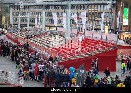 Colonia, Germania - 18 febbraio 2023: Dal 16th al 22nd febbraio 2023, migliaia di festeggiatori si converranno nel vecchio mercato di Colonia, in Germania, per celebrare l'apertura del Carnevale di Colonia, conosciuto anche come "Crazy Days". Credit: Sinai Noor/Alamy Live News Foto Stock