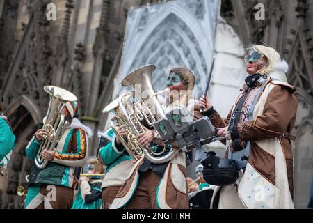 Colonia, Germania - 18 febbraio 2023: Dal 16th al 22nd febbraio 2023, migliaia di festeggiatori si converranno nel vecchio mercato di Colonia, in Germania, per celebrare l'apertura del Carnevale di Colonia, conosciuto anche come "Crazy Days". Credit: Sinai Noor/Alamy Live News Foto Stock