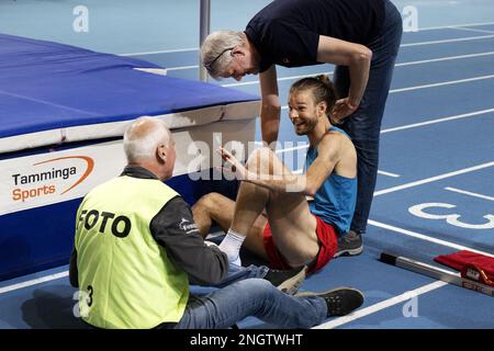 APELDOORN - High jumper Douwe Amels ha una collisione con un fotografo durante il secondo giorno dei campionati olandesi di atletica indoor. ANP OLAF KRAAK Foto Stock