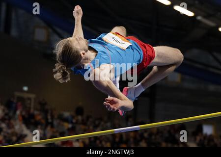 APELDOORN - High jumper Douwe Amels durante il secondo giorno dei campionati olandesi di atletica indoor. ANP OLAF KRAAK paesi bassi OUT - belgio OUT Foto Stock