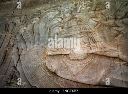 Particolare delle sculture in pietra a bassorilievo in arenaria sulle pareti del famoso tempio antico di Angkor Wat in Cambogia. Foto Stock