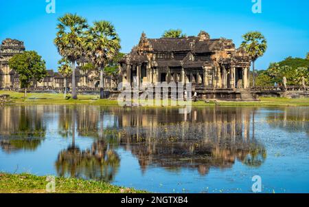 Una delle antiche biblioteche all'interno della compund del famoso tempio Angkor Wat in Cambogia. Foto Stock