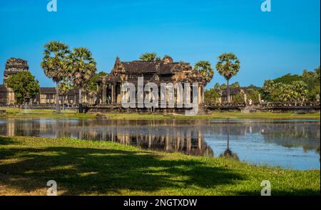 Una delle antiche biblioteche all'interno della compund del famoso tempio Angkor Wat in Cambogia. Foto Stock