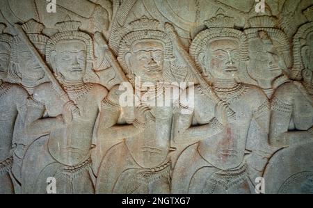 Particolare delle sculture in pietra a bassorilievo in arenaria sulle pareti del famoso tempio antico di Angkor Wat in Cambogia. Foto Stock