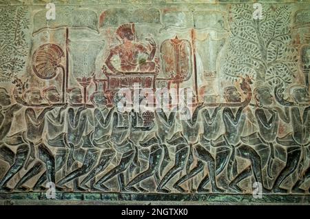 Particolare delle sculture in pietra a bassorilievo in arenaria sulle pareti del famoso tempio antico di Angkor Wat in Cambogia. Foto Stock