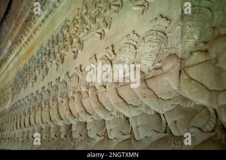 Particolare delle sculture in pietra a bassorilievo in arenaria sulle pareti del famoso tempio antico di Angkor Wat in Cambogia. Foto Stock