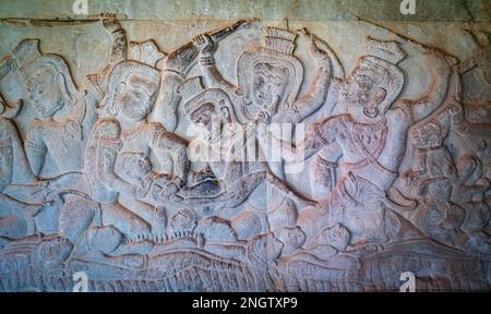 Particolare delle sculture in pietra a bassorilievo in arenaria sulle pareti del famoso tempio antico di Angkor Wat in Cambogia. Foto Stock