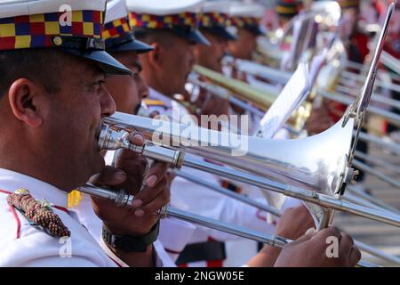 Kathmandu, Nepal. 19th Feb, 2023. Il 19 febbraio 2023 a Kathmandu, Nepal. Membro dell'esercito del Nepal gioca il trombone mentre prende parte nel marzo-passato durante la celebrazione 'Giornata nazionale della democrazia' nei locali del padiglione dell'esercito. (Foto di Abhishek Maharjan/Sipa USA) Credit: Sipa USA/Alamy Live News Foto Stock