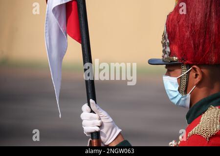 Kathmandu, Nepal. 19th Feb, 2023. Il 19 febbraio 2023 a Kathmandu, Nepal. Membro della guardia dell'esercito nepalese si trova in posizione durante la celebrazione della Giornata Nazionale della democrazia presso i locali del padiglione dell'esercito. (Foto di Abhishek Maharjan/Sipa USA) Credit: Sipa USA/Alamy Live News Foto Stock