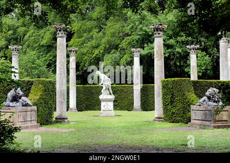 Il giardino del Circular Temple si trova all'Anglesey Abbey, Inghilterra Foto Stock