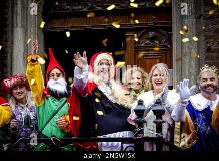 NIJMEGEN - il sindaco Hubert Bruls di Nijmegen vestito come Cappuccetto Rosso guarda la sfilata di carnevale dai gradini del municipio. Nei prossimi giorni, il sud dei Paesi Bassi sarà dominato dal carnevale. ANP ROBIN VAN LONKHUIJSEN olanda fuori - belgio fuori Foto Stock