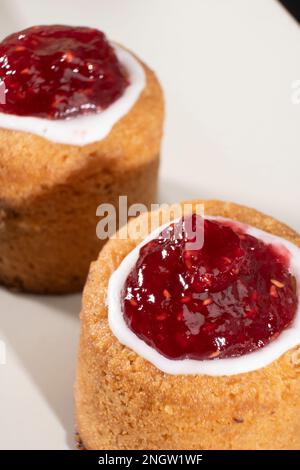 Helsinki / Finlandia - 19 FEBBRAIO 2022: Cucina tradizionale finlandese - Runeberg Torte prende il nome dal poeta nazionale finlandese Johan Ludvig Runeberg. F Foto Stock