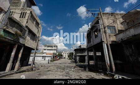 Port Au Prince, Haiti. 14th Nov 2022. Edifici abbandonati e in rovina, distrutti dai combattimenti delle bande e trascurati, a Port-au-Prince, Haiti, il 14 novembre 2022. (Foto di Collin Mayfield/Sipa USA) Credit: Sipa USA/Alamy Live News Foto Stock