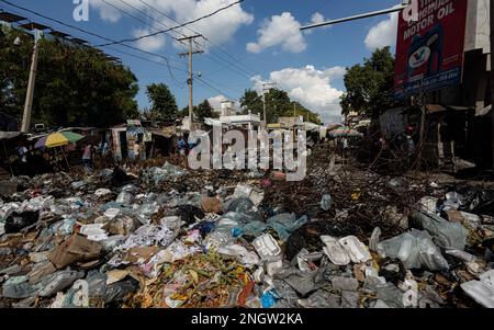 Port Au Prince, Haiti. 14th Nov 2022. Immondizia accumulata nel centro di Port-au-Prince, Haiti il 14 novembre 2022. (Foto di Collin Mayfield/Sipa USA) Credit: Sipa USA/Alamy Live News Foto Stock