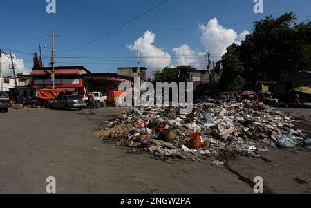 Port Au Prince, Haiti. 14th Nov 2022. Immondizia accatastata a Port-au-Prince, Haiti il 14 novembre 2022. (Foto di Collin Mayfield/Sipa USA) Credit: Sipa USA/Alamy Live News Foto Stock