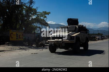 Port Au Prince, Haiti. 17th Nov 2022. Un MRAP (Mine-Resistant Ambush Protected Vehicle) appartenente alla polizia nazionale haitiana di Port-au-Prince, Haiti, il 17 novembre 2022. (Foto di Collin Mayfield/Sipa USA) Credit: Sipa USA/Alamy Live News Foto Stock