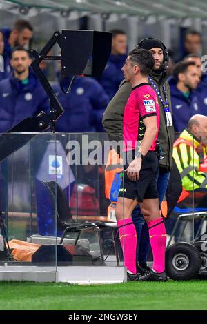 Milano, Italia. 18th Feb, 2023. L'arbitro Federico Dionisi sta rivedendo una situazione sul monitor VAR durante la Serie A match tra Inter e Udinese a Giuseppe Meazza a Milano. (Photo Credit: Gonzales Photo/Alamy Live News Foto Stock