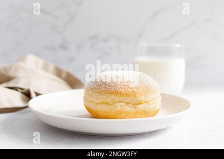 Ciambella Berliner. Ciambella tradizionale tedesca con confettura di lamponi, spolverata con zucchero a velo Foto Stock