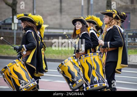 Colonia, Germania - 18 febbraio 2023: Dal 16th al 22nd febbraio 2023, migliaia di festeggiatori si converranno nel vecchio mercato di Colonia, in Germania, per celebrare l'apertura del Carnevale di Colonia, conosciuto anche come "Crazy Days". Credit: Sinai Noor/Alamy Live News Foto Stock