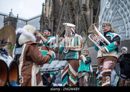 Colonia, Germania - 18 febbraio 2023: Dal 16th al 22nd febbraio 2023, migliaia di festeggiatori si converranno nel vecchio mercato di Colonia, in Germania, per celebrare l'apertura del Carnevale di Colonia, conosciuto anche come "Crazy Days". Credit: Sinai Noor/Alamy Live News Foto Stock