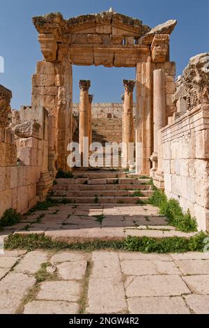 La porta d'ingresso alla Cattedrale di St Maria nell'antica città greco-romana di Jerash, Giordania. Credit: MLBARIONA/Alamy Stock Photo Foto Stock