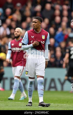 Birmingham, Regno Unito. 18th Feb, 2023. Ezri Konsa di Aston Villa guarda su. Partita della Premier League, Aston Villa contro Arsenal al Villa Park di Birmingham sabato 18th febbraio 2023. Questa immagine può essere utilizzata solo per scopi editoriali. Solo per uso editoriale, licenza richiesta per uso commerciale. Non è utilizzabile nelle scommesse, nei giochi o nelle pubblicazioni di un singolo club/campionato/giocatore. pic di Andrew Orchard/Andrew Orchard sports photography/Alamy Live news Credit: Andrew Orchard sports photography/Alamy Live News Foto Stock