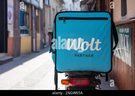 Borsa termica blu con su moto di corriere di Wolt consegna cibo e merce società. Foto Stock