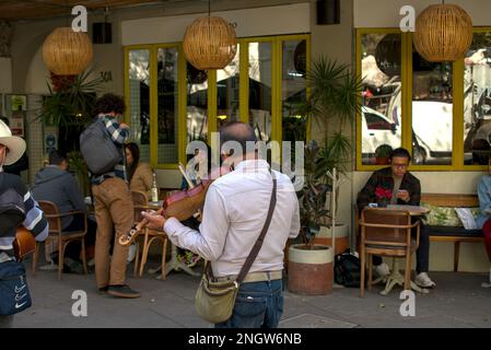 Violinista di strada che suona di fronte ad un cafè a Città del Messico Foto Stock