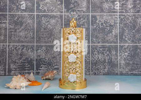 Asciugamani di carta da cucina e bagno su holder.Rolling carta asciugamani in piedi su sfondo di legno blu. Foto Stock