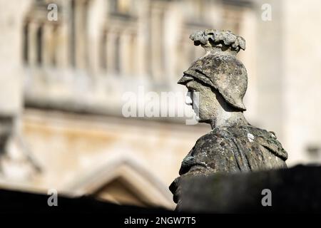 Primo piano della statua romana sulla terrazza delle terme romane, Bath, Somerset, Regno Unito, il 19 febbraio 2023 Foto Stock